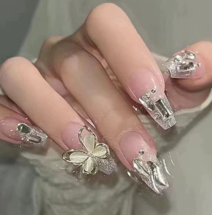Elegant nail design with pearl embellishment Kalsten