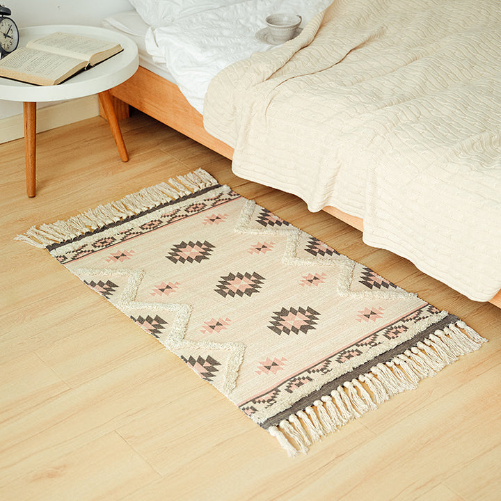 Hand-tufted bathroom mat with fringes, decorative dot-and-dash pattern and non-slip backing Kalsten