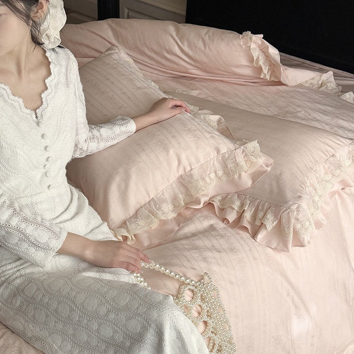 Elegant bedding set with ruffled frill, fine jacquard texture and lace trim