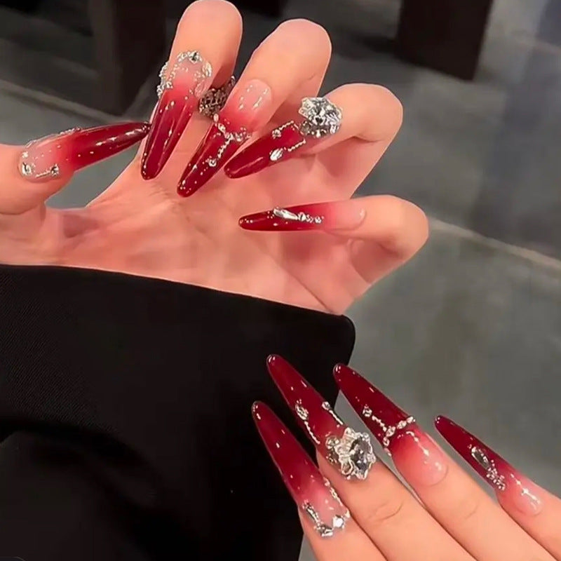 Artificial nails with elegant glitter and jewelry accents Kalsten