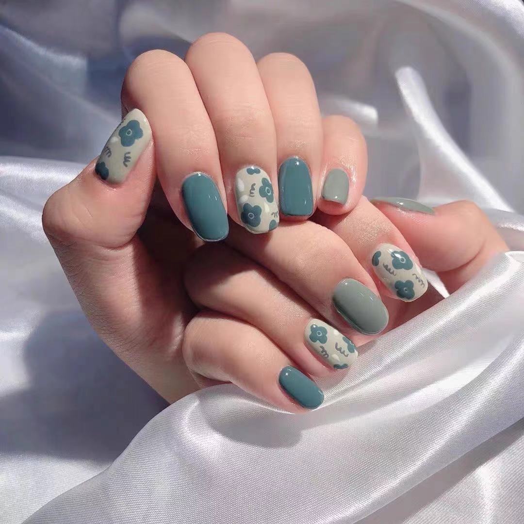 Stylish art nails with floral accents Kalsten