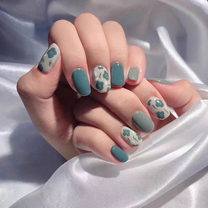 Stylish art nails with floral accents Kalsten