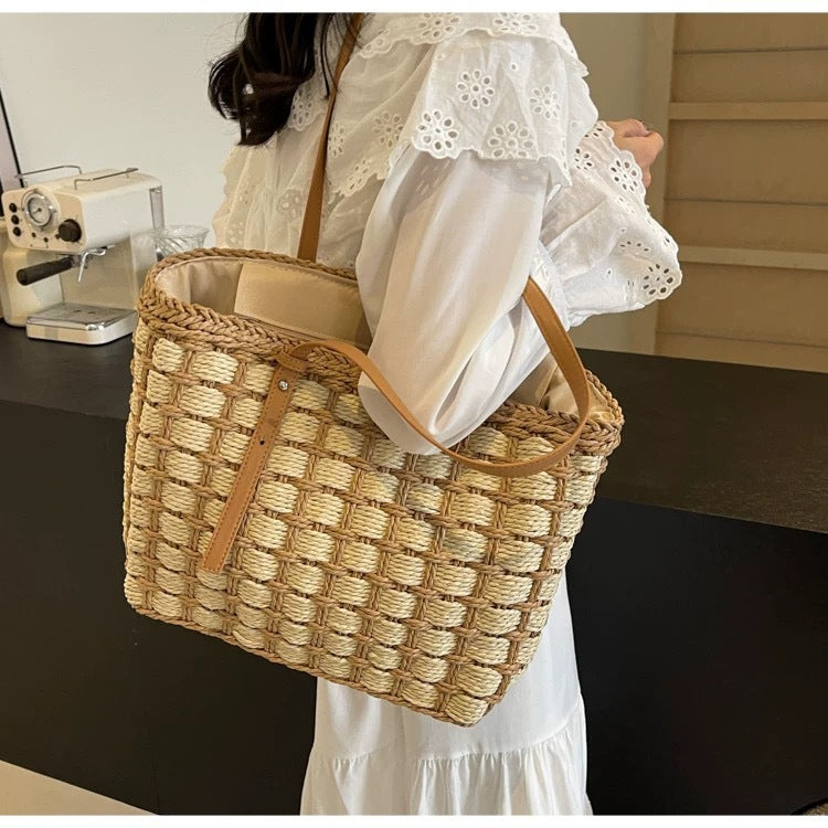 Spacious handbag with woven design Kalsten