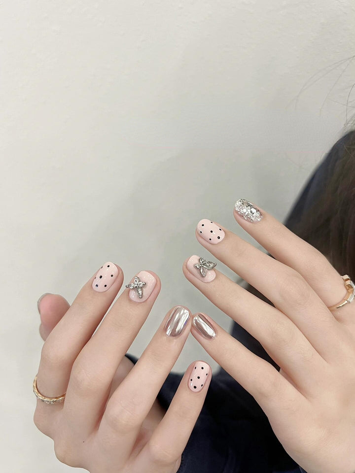 Artificial nails with playful design and glitter accents Kalsten