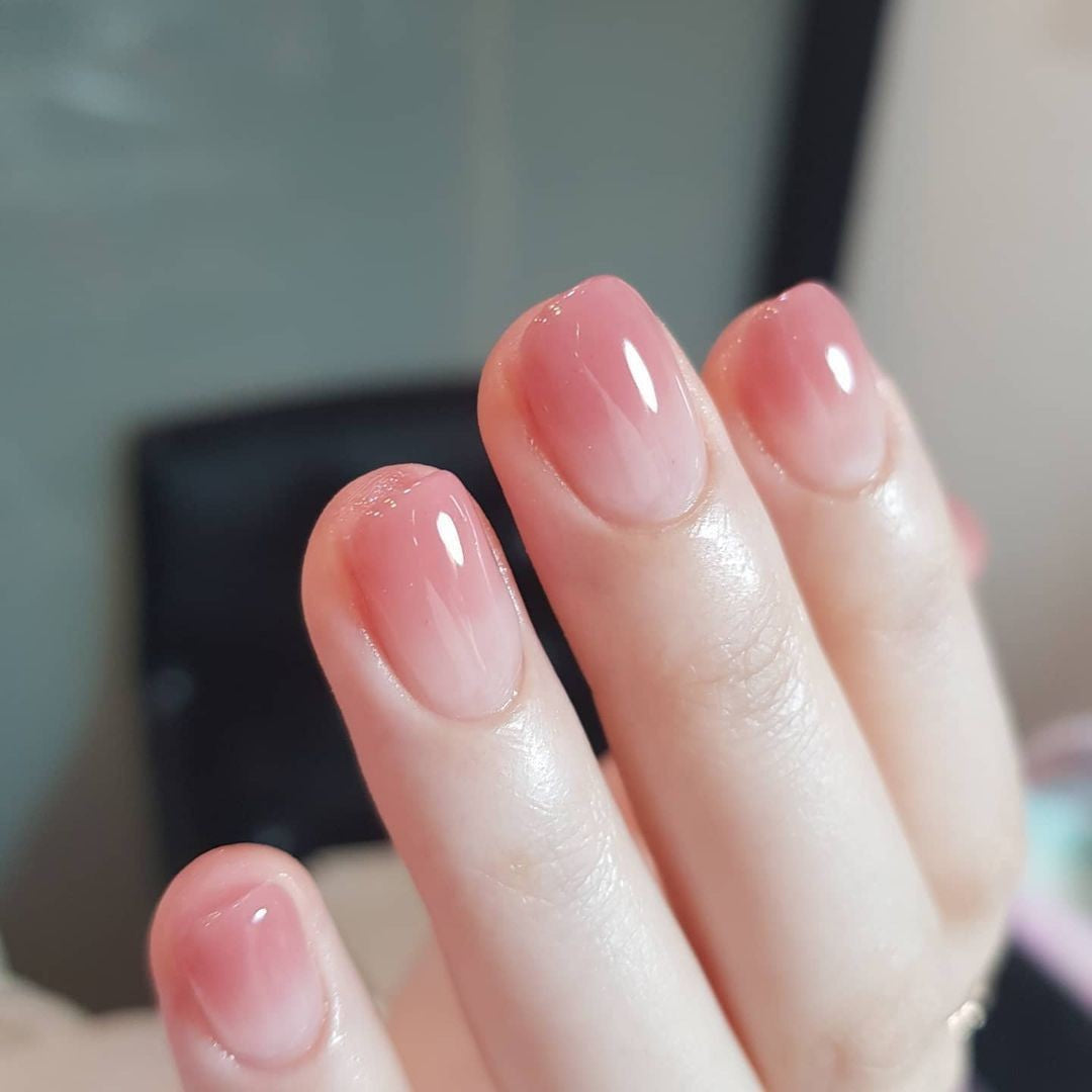 High-gloss artificial nails with rose effect Kalsten
