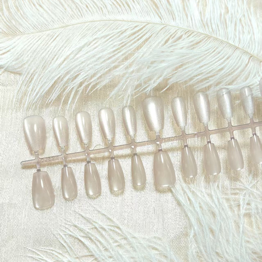Artificial Nails in Elegant Nude Look Kalsten