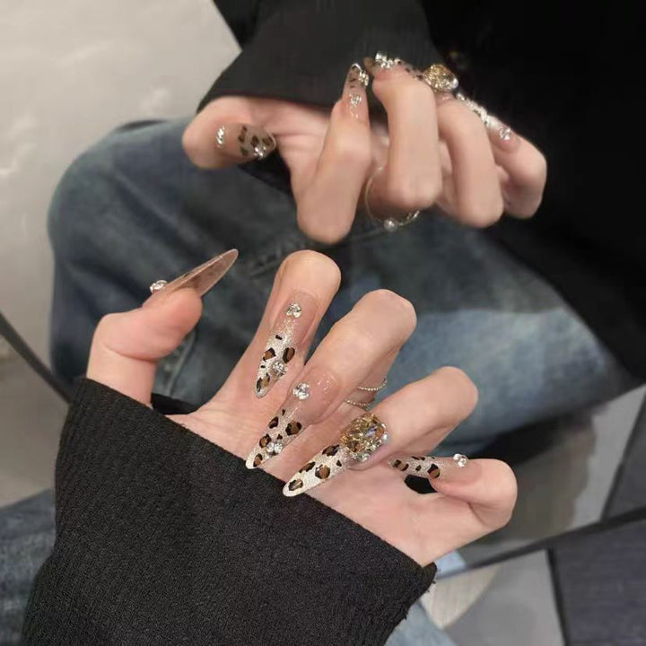 Artificial nails with elegant leopard motif and glitter details Kalsten