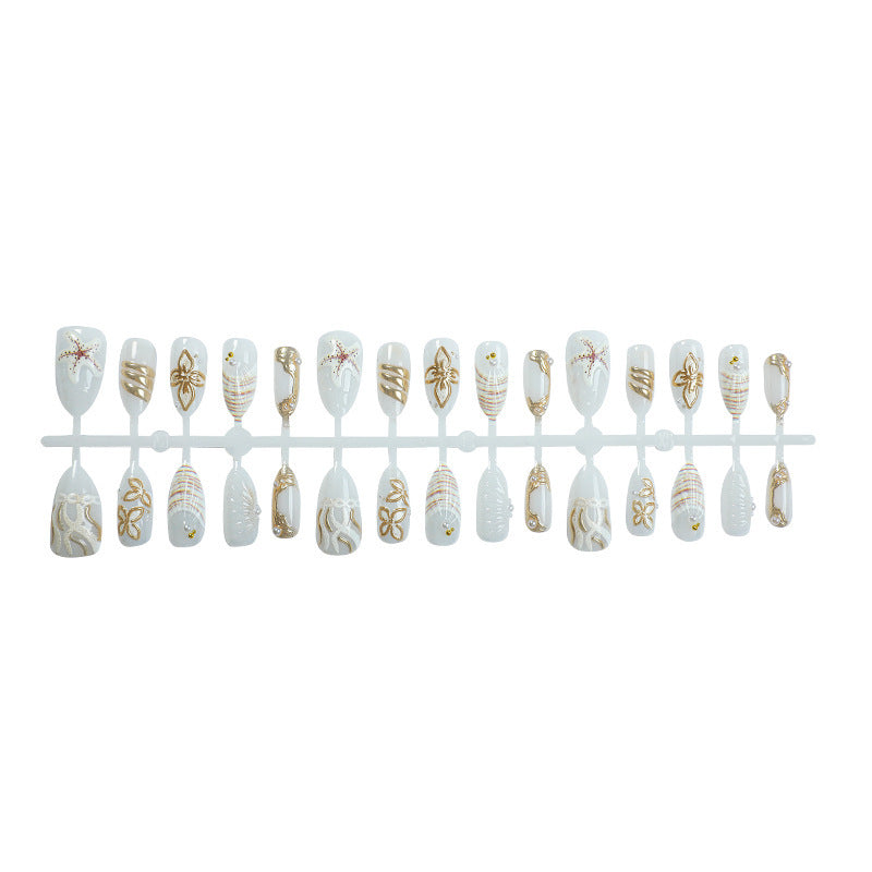 Artificial nail set with luxurious gold embellishments and elegant natural motifs Kalsten