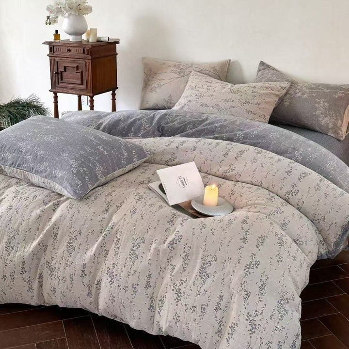 Reversible bedding set made of cotton-linen with delicate floral print and quilted blanket