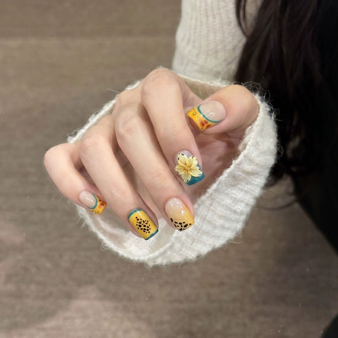 Floral Themed Press-On Nail Art Set Kalsten