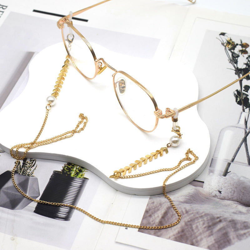 Elegant Pearl-Accented Chain Eyewear Holder Kalsten