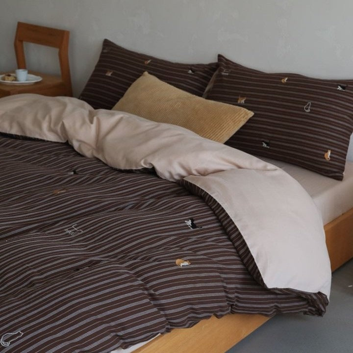 Cotton bedding set with fine check pattern, black reversible side and embroidered heart accents