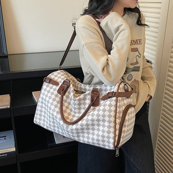 Sporty travel bag with multiple compartments and reinforced carrying handles Kalsten