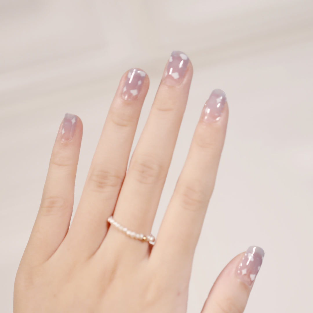 Artificial nail art with heart-shaped designs and soft color gradients Kalsten