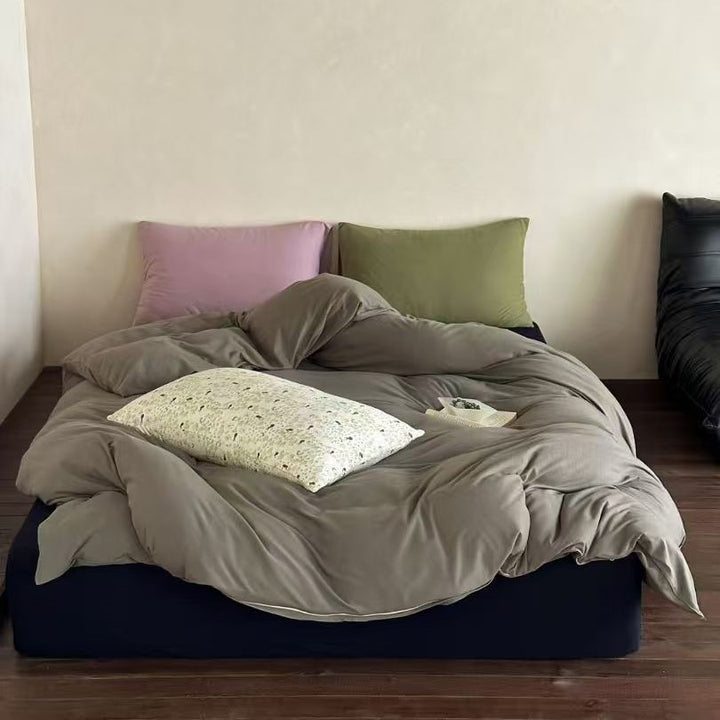 Satin bedding set in luxurious silk look