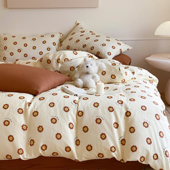 Cotton satin bedding set with playful strawberry all-over print and reversible blanket