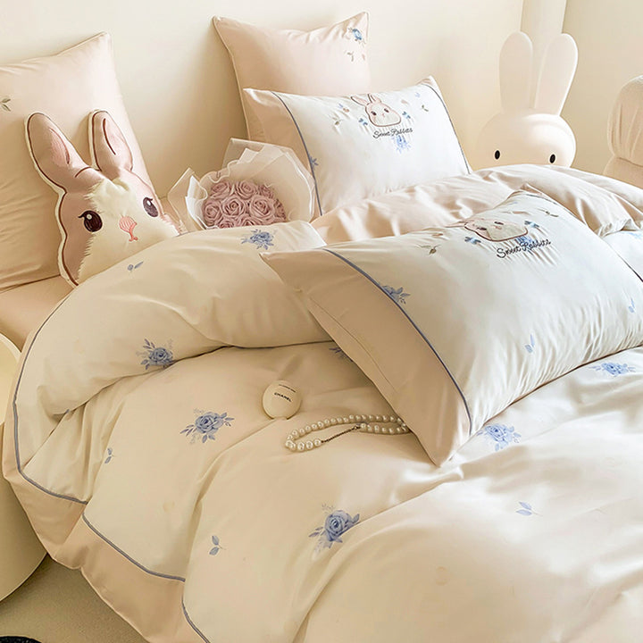 Children's bedding set made of cotton satin with embroidered bunny motif and delicate piping