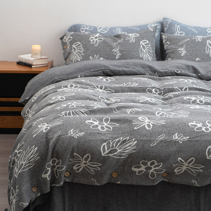 Linen look bedding set with floral print and wooden button closure