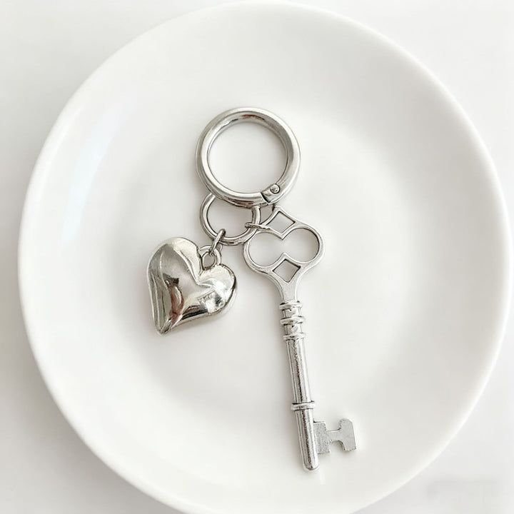 Vintage-Inspired Heart and Key Keychain Kalsten