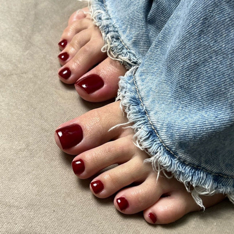 Elegant toenail art in luxurious Bordeaux look Kalsten