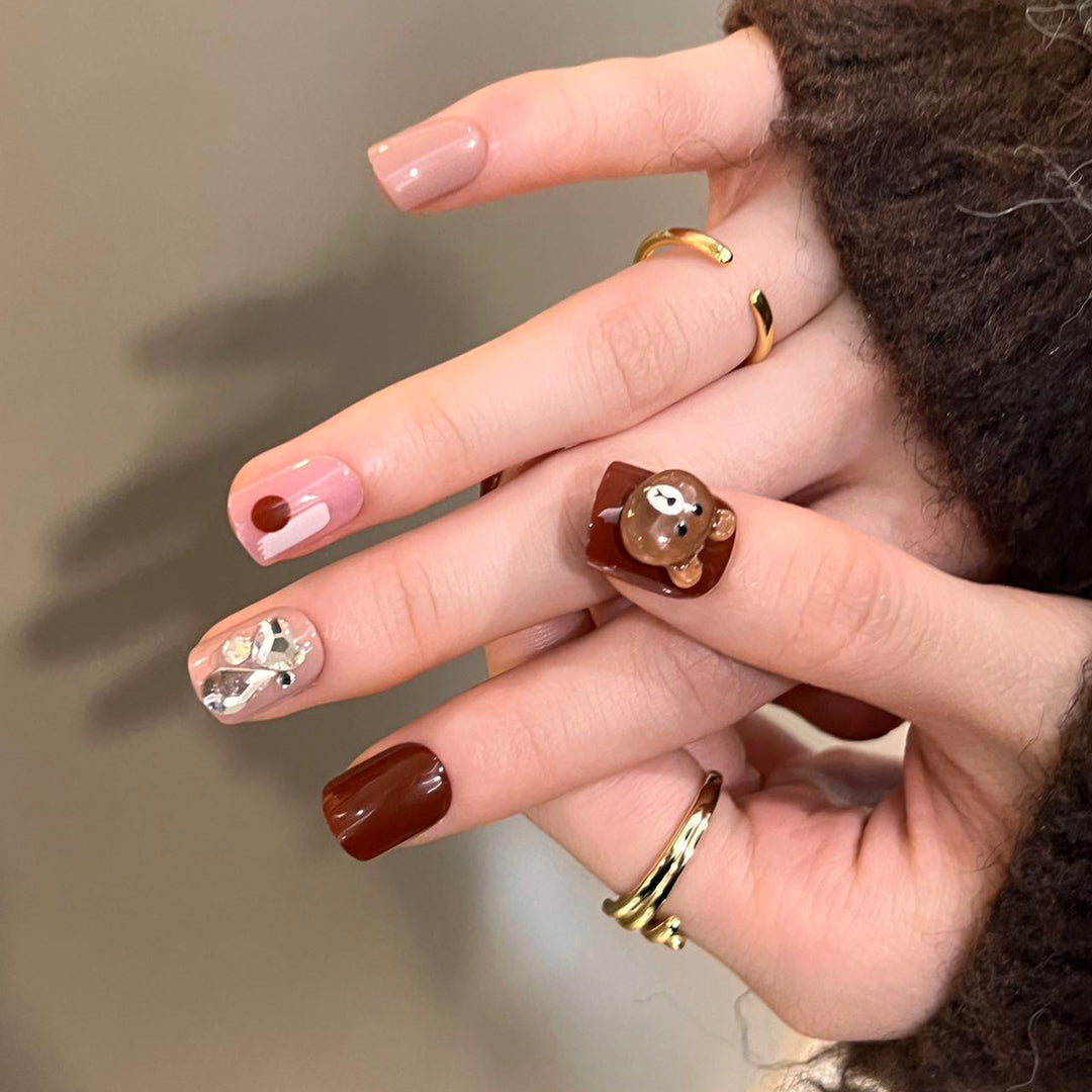Artful nail extensions with an elegant leaf pattern Kalsten