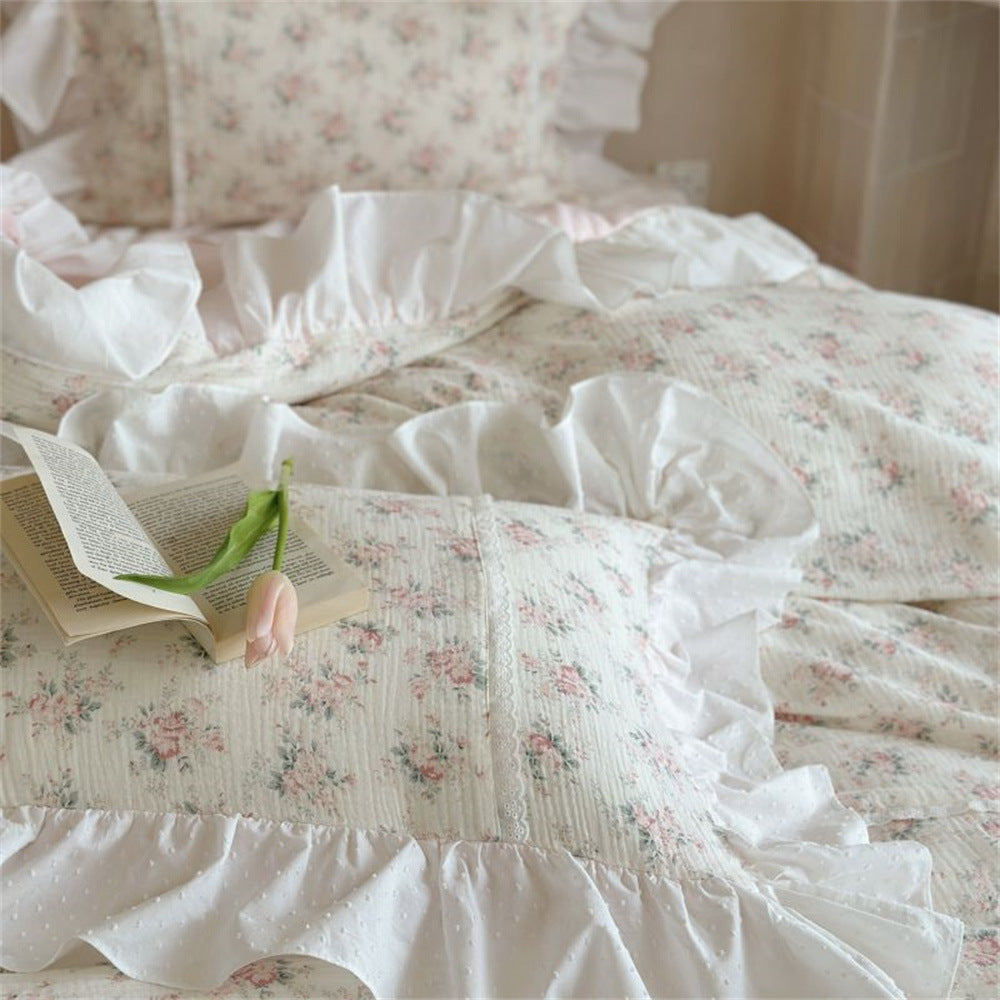 Romantic bedding set made of cotton-linen with delicate ruffles and floral pattern