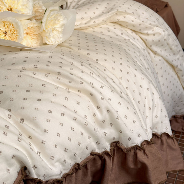 Bedding set with ruffled edges and fine minimalist pattern