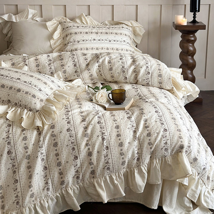 Bedding set made of cotton with ruffles and vintage floral pattern