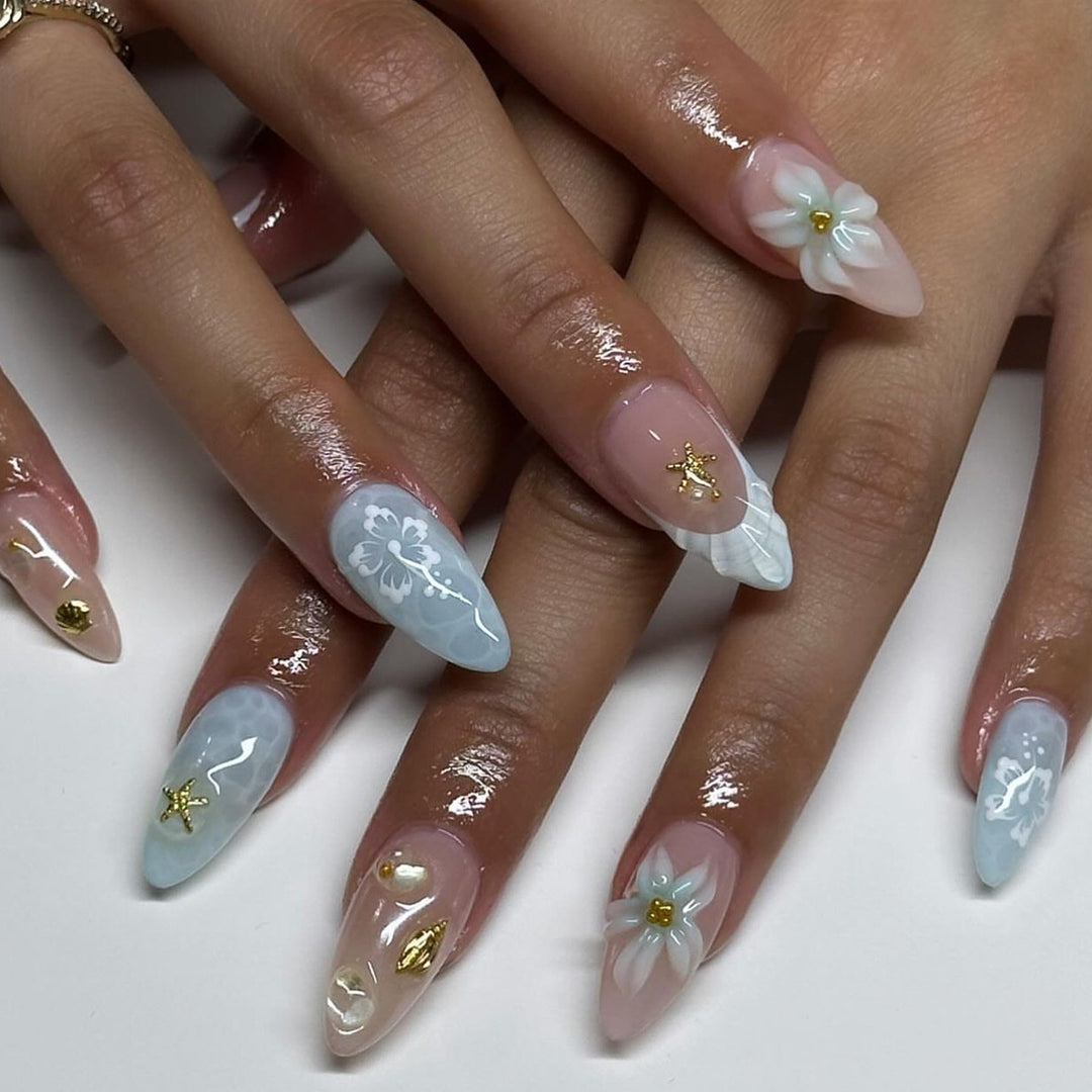 Elegant nail art in maritime design with glitter and 3D accents Kalsten