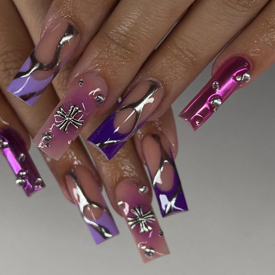 Artistic nail extensions with glitter and flower motifs Kalsten