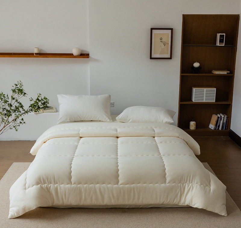 Light climate-regulating cassette quilt with hypoallergenic microfiber filling