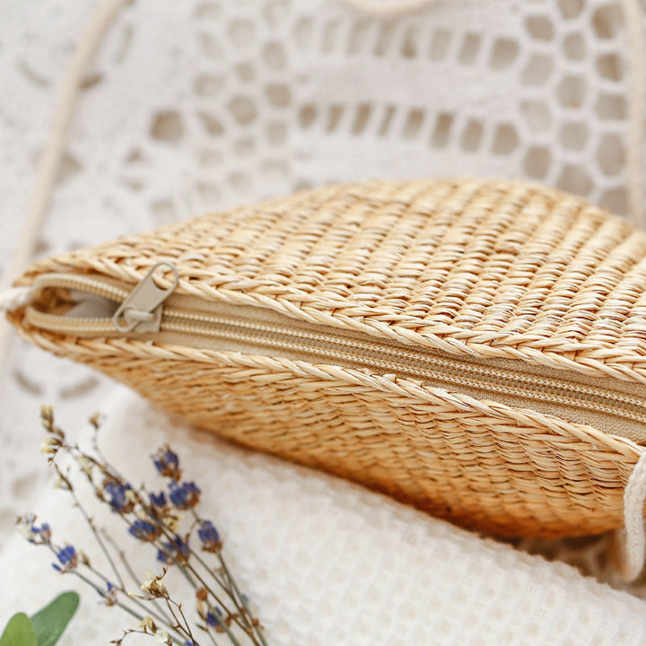 Handcrafted straw clutch with elegant design Kalsten