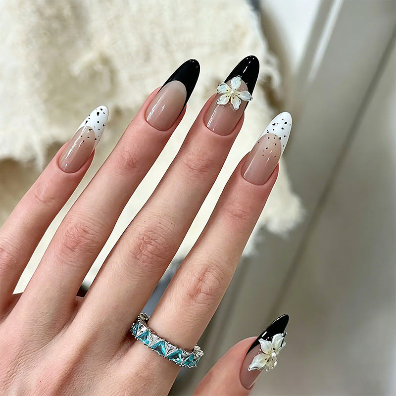 Artful nail set with floral accents Kalsten