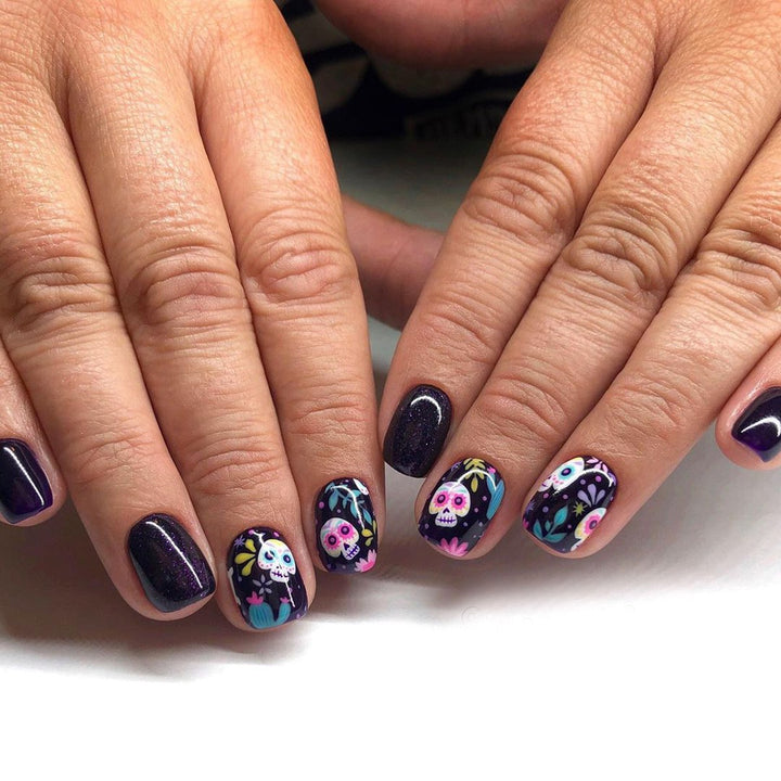 Holiday-Themed Press-On Nail Art Kalsten