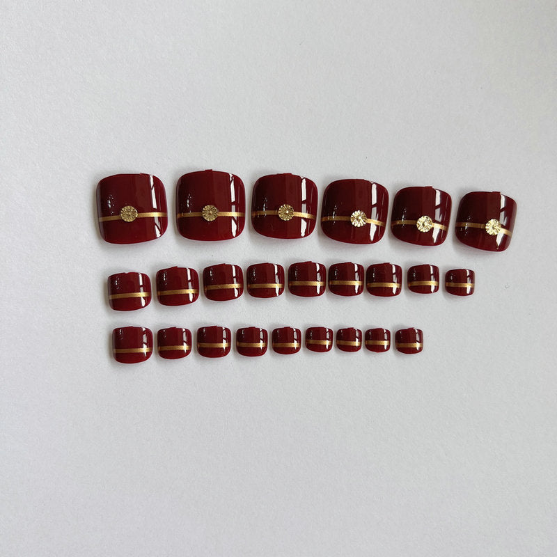 Artificial toenails with elegant gold embellishments Kalsten