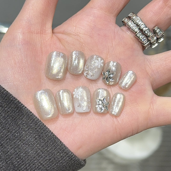Artificial nails with festive snowflake design Kalsten