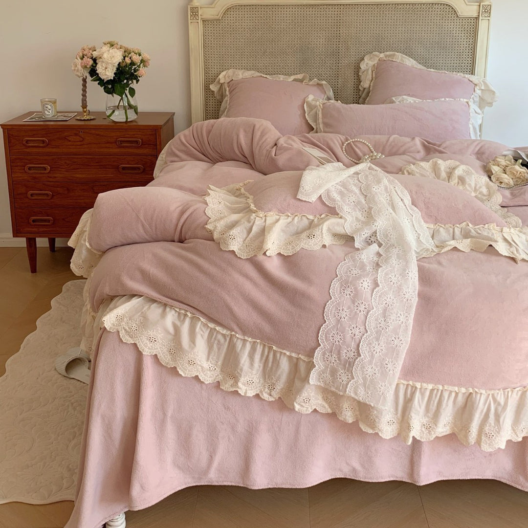 Cozy microfleece bedding set in vintage cottage style with cotton lace trim