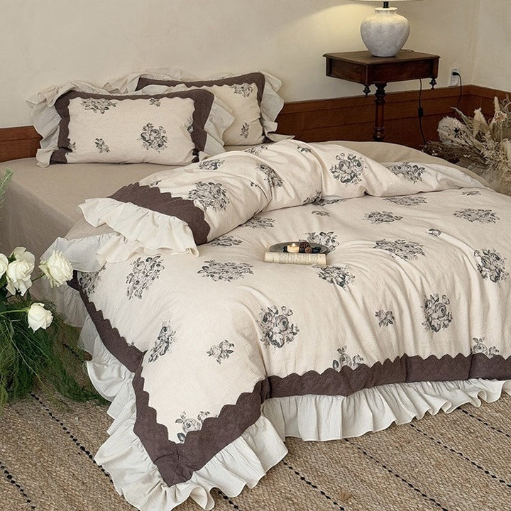 Bedding set made of cotton-linen with ruffled bed skirt and floral medallion prints