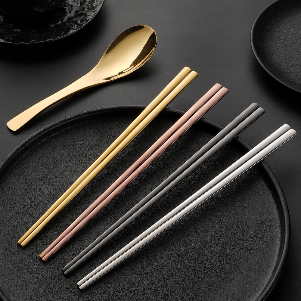 Elegant spoon with ergonomic design and polished surface Kalsten