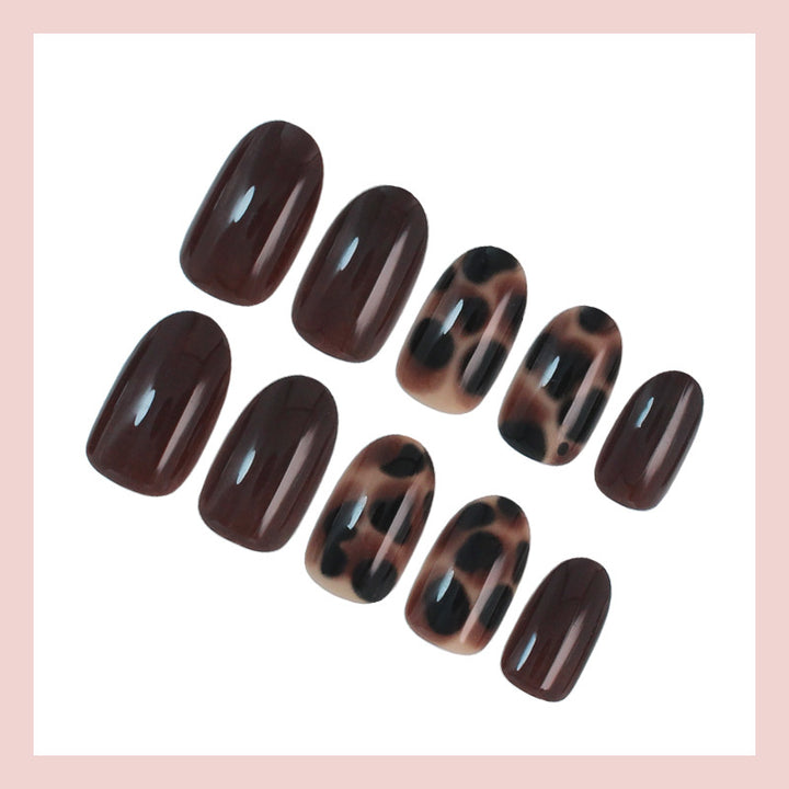 Nail set with elegant, modern leopard pattern Kalsten