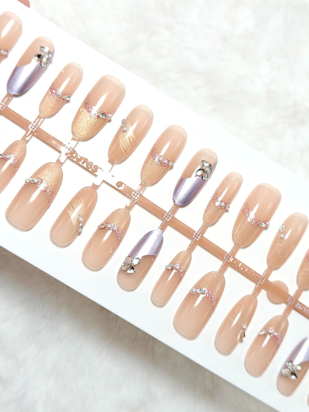 Luxury artificial nails with elegant accents Kalsten