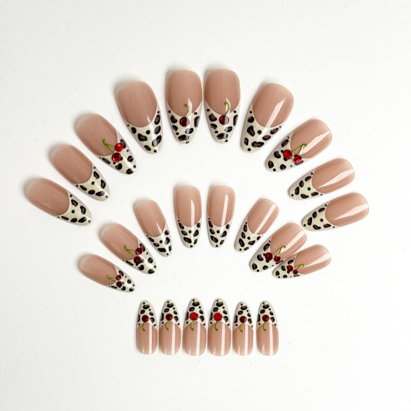 Glamorous artificial nails in leopard look Kalsten
