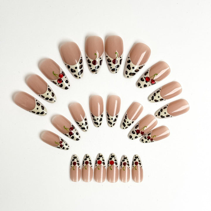 Glamorous artificial nails in leopard look Kalsten