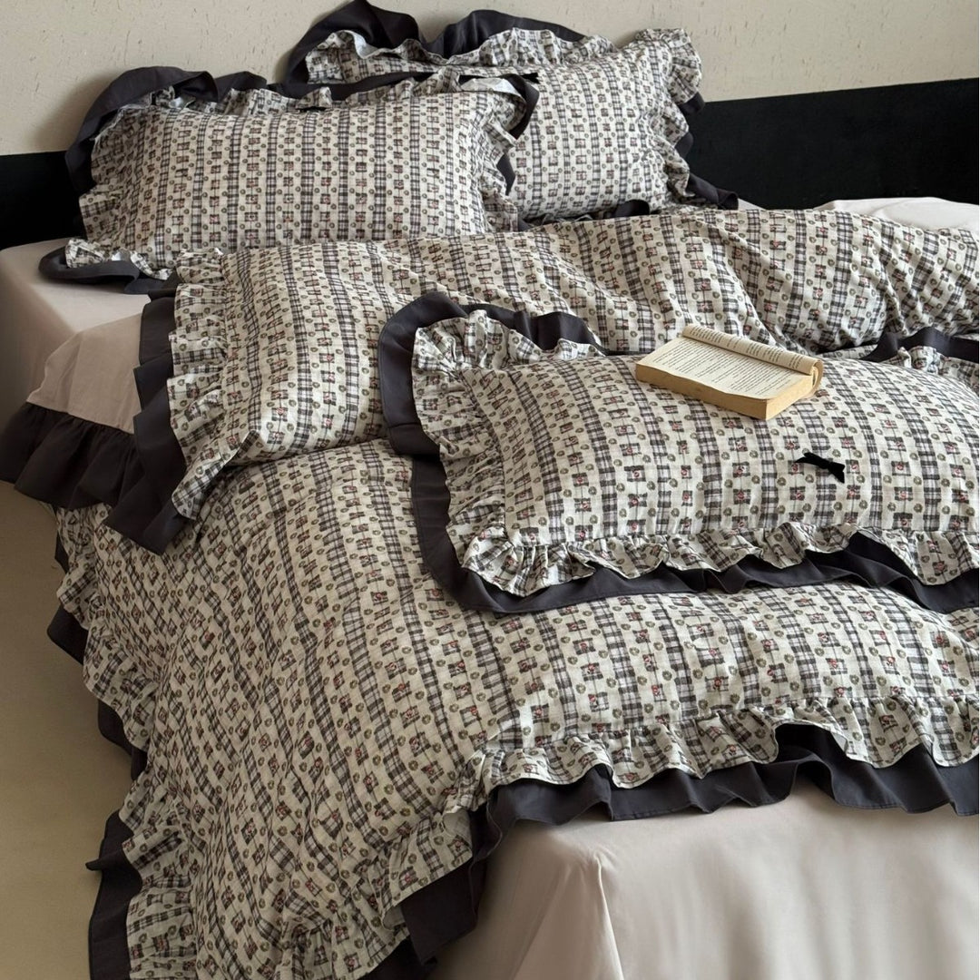 Plush bedding set with frill and floral vintage look