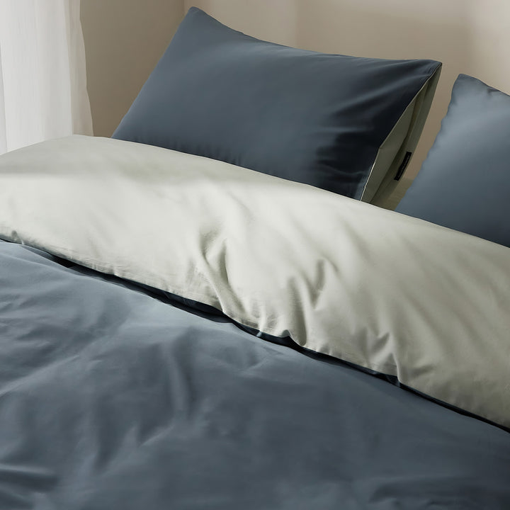 Cotton bedding set with satin finish and zipper