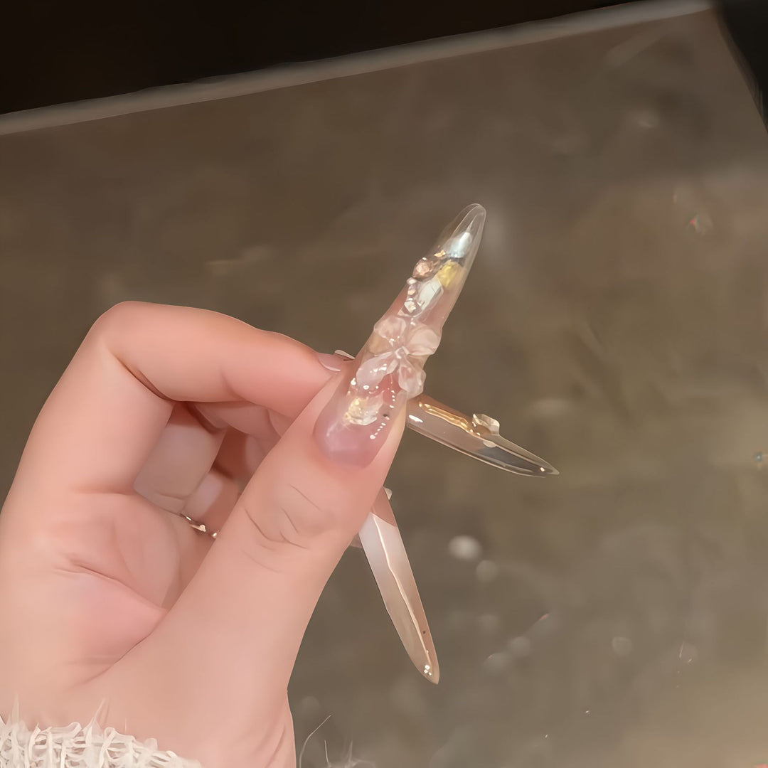 Art nails with filigree floral designs Kalsten