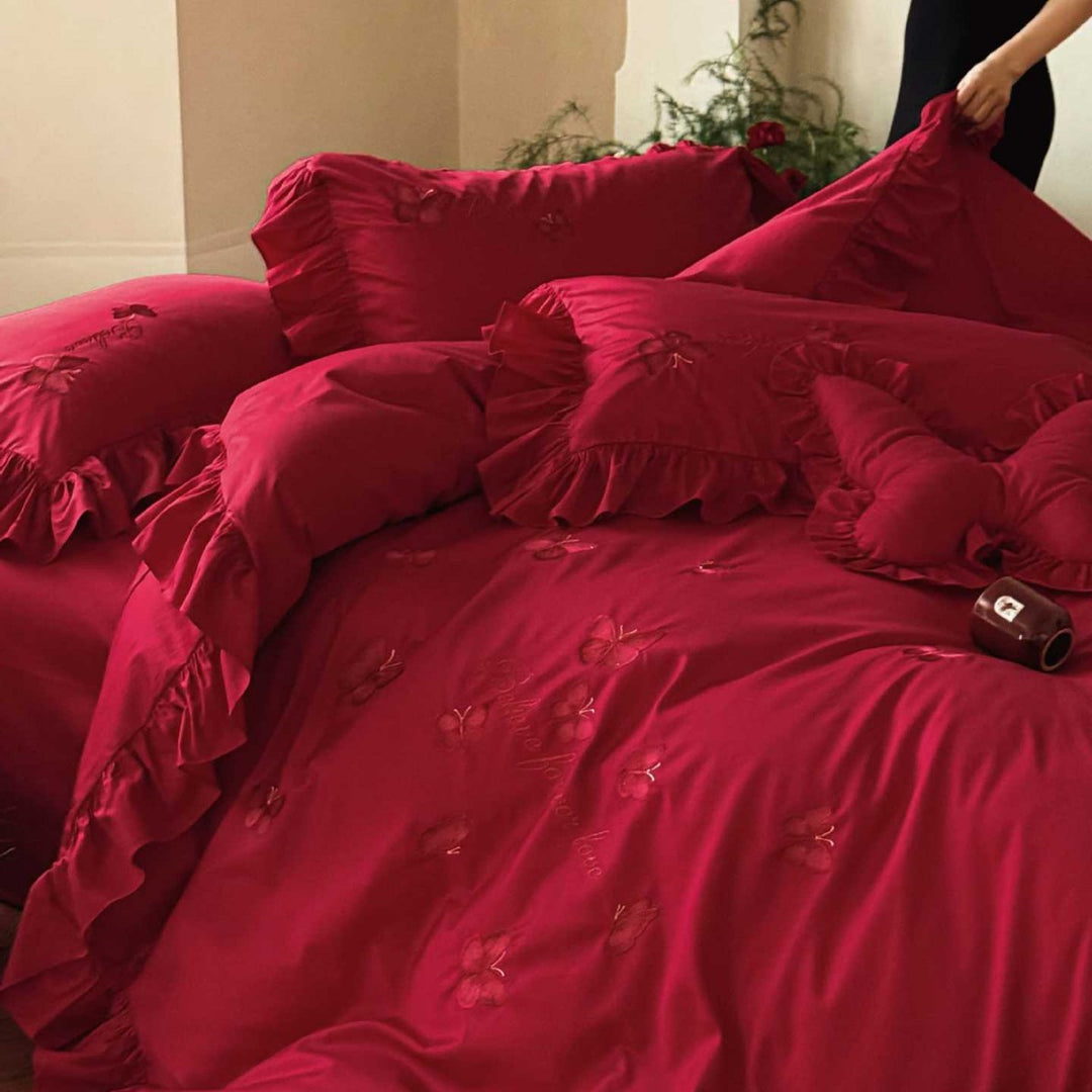 Extravagant bedding set with ruffled trim and 3D bow appliqués