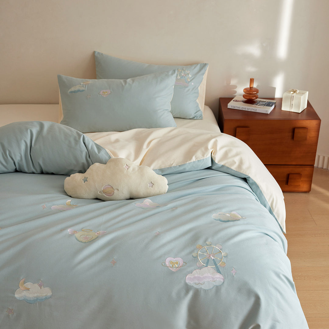 Children's bedding set with chenille sheep appliqués and soft percale fabric