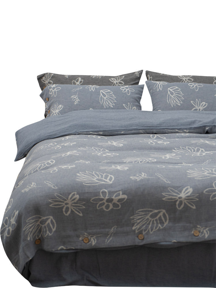 Linen look bedding set with floral print and wooden button closure