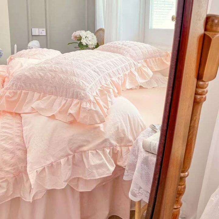 Luxurious crinkle bedding set with ruffle and washed cotton-linen blend